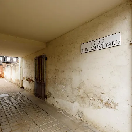 The Courtyard Holiday home